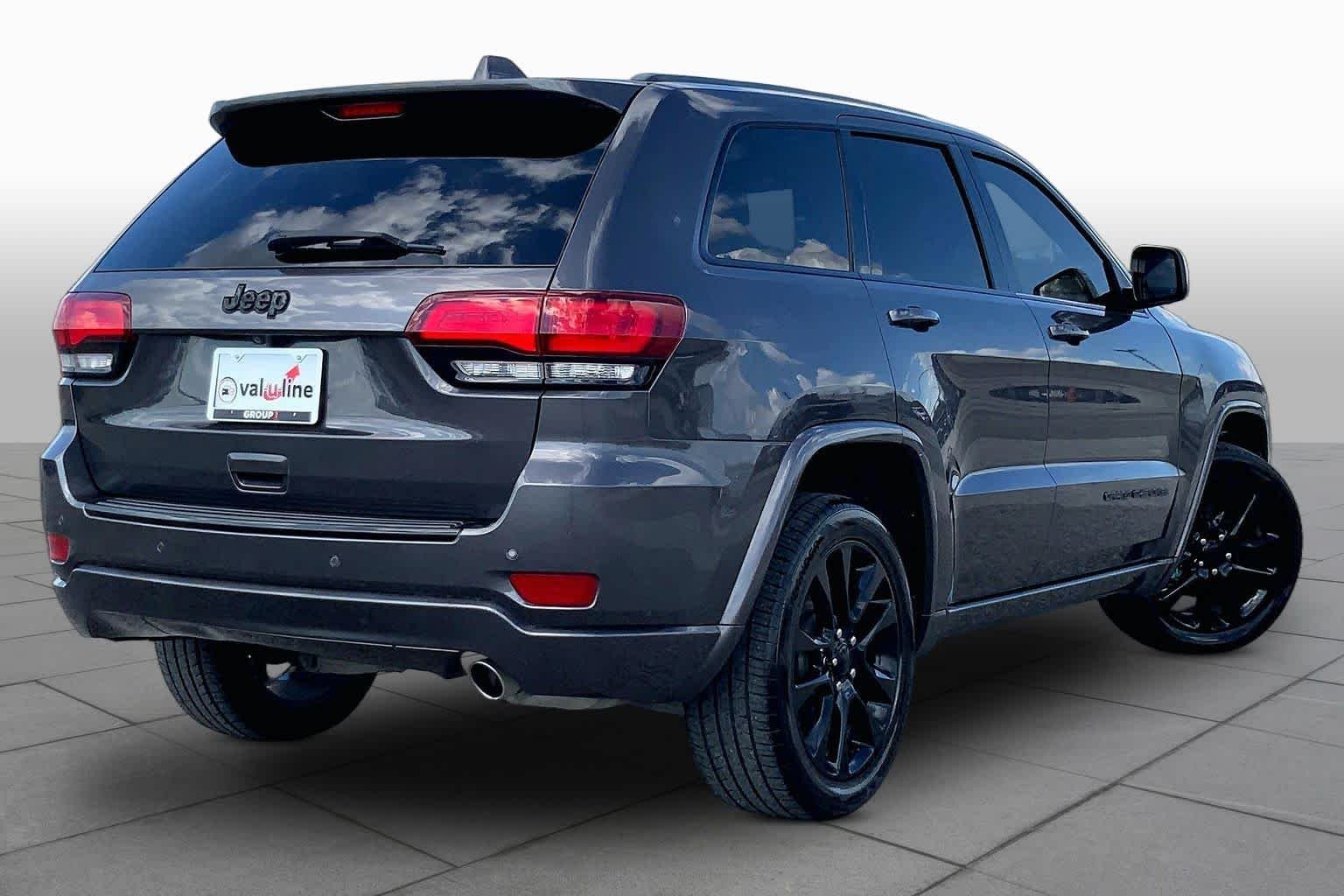 Used 2018 Granite Crystal Metallic Clearcoat Jeep Altitude image 13