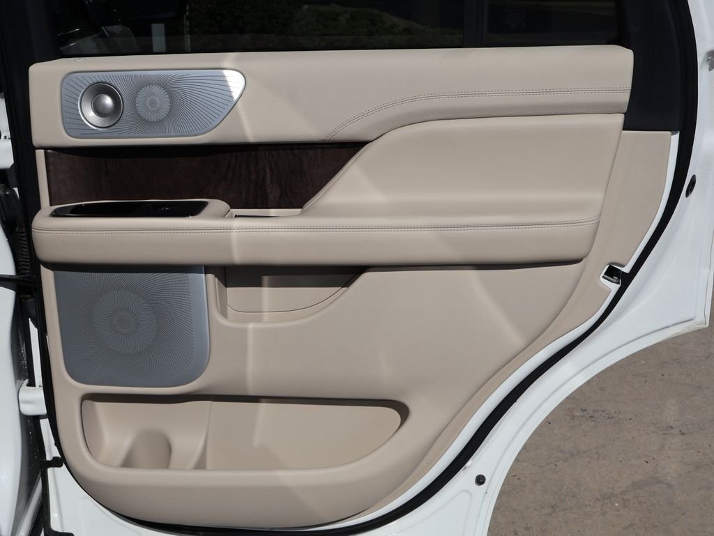 Used 2020 White Lincoln Reserve image 17