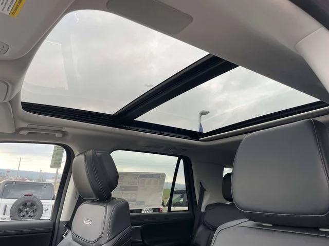 New 2026 Star White Metallic Tri-Coat Ford Platinum image 14