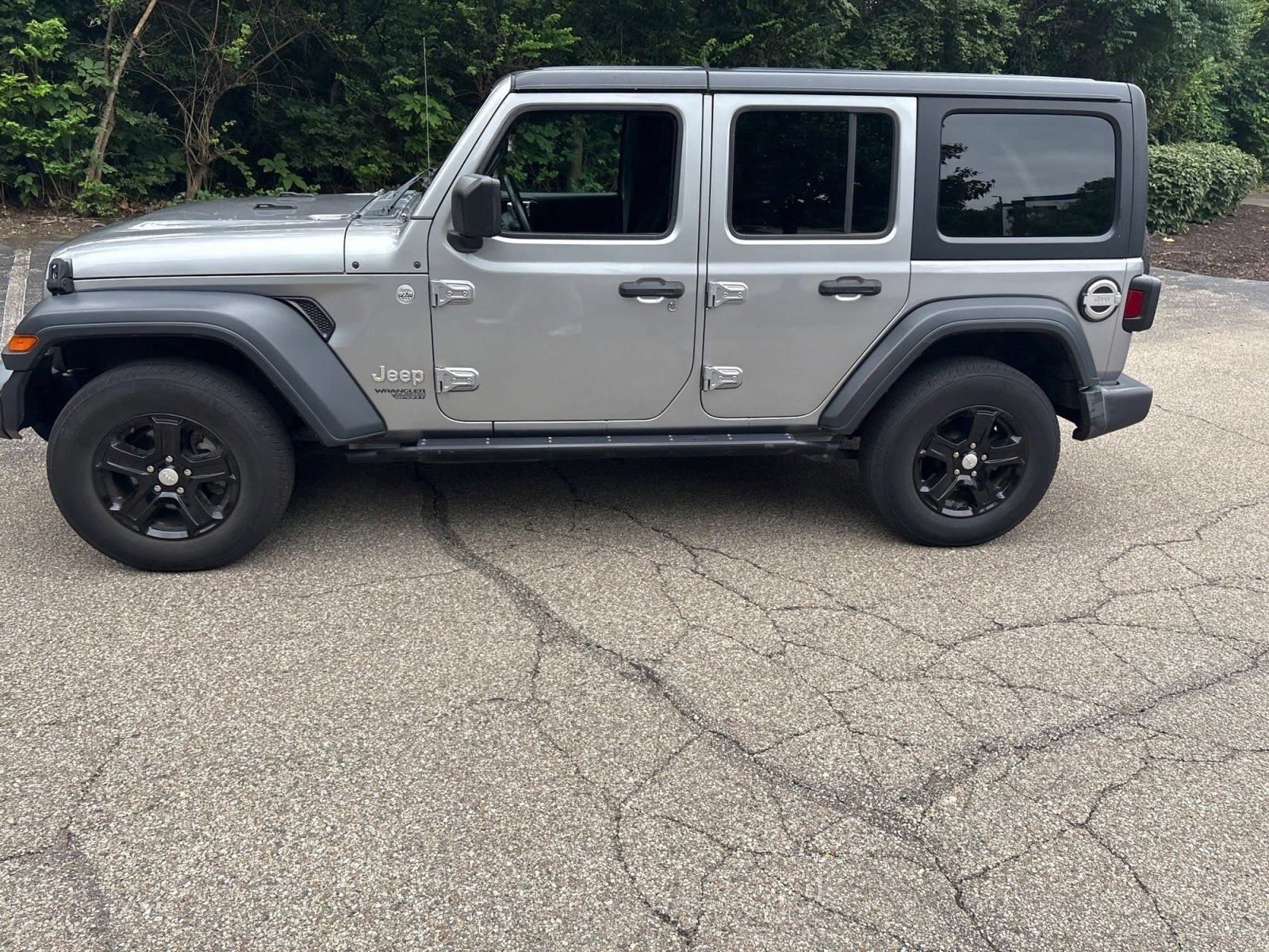 Used 2018 Billet Silver Metallic Clearcoat Jeep Sport S image 9