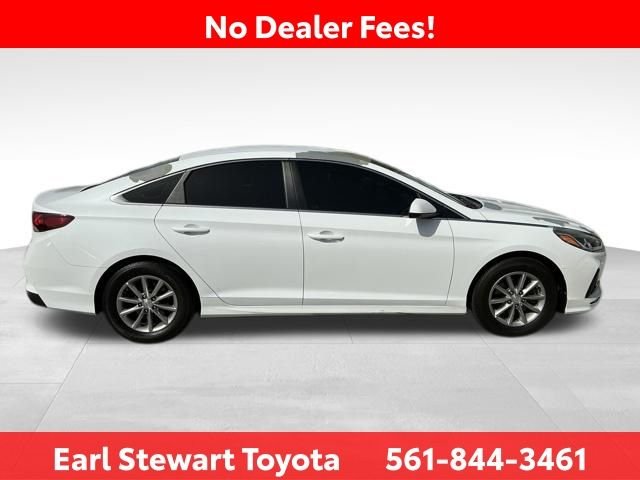 Used 2018 White Hyundai SE image 3