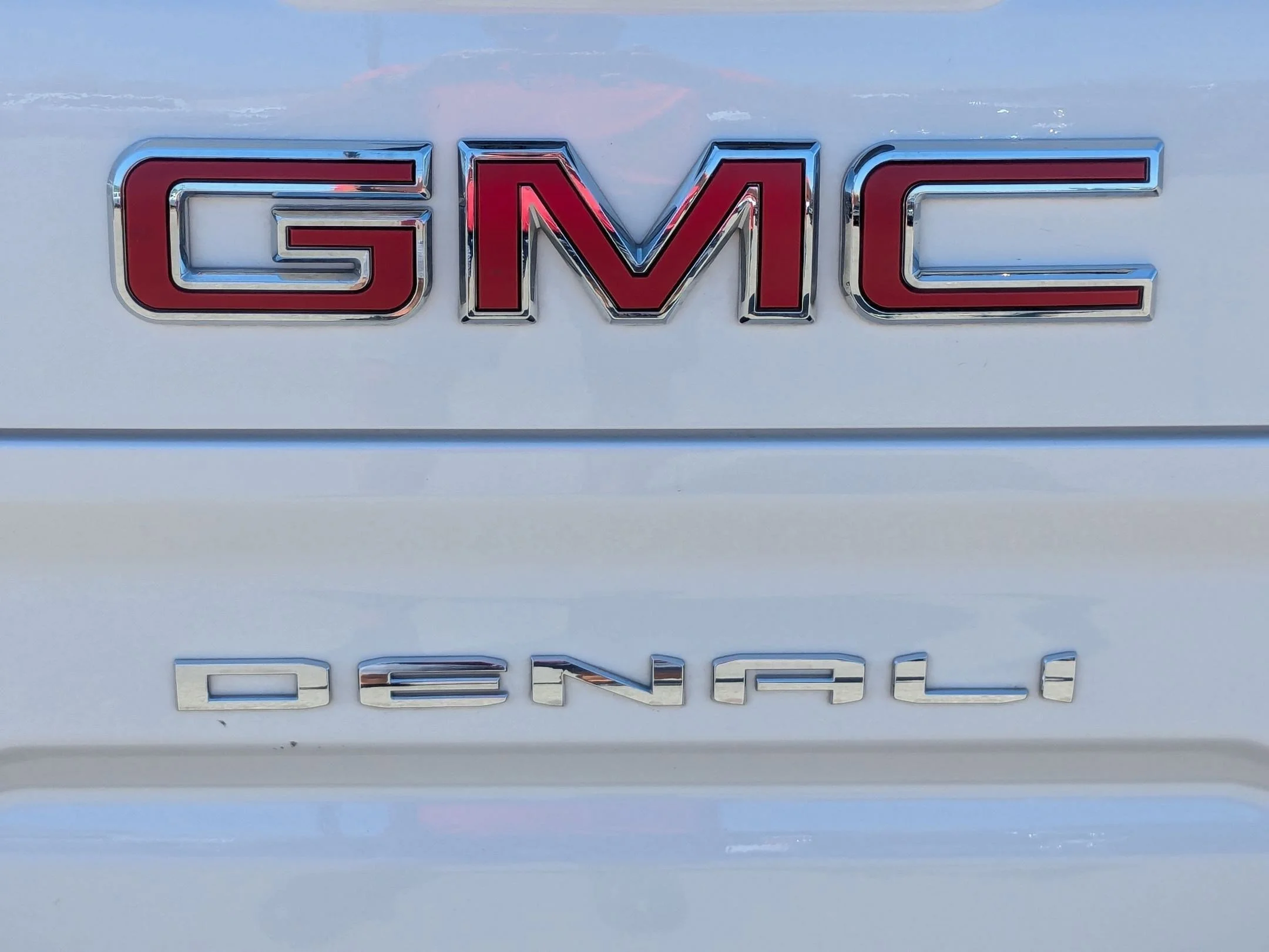 Used 2024 White Frost Tricoat GMC Denali image 14