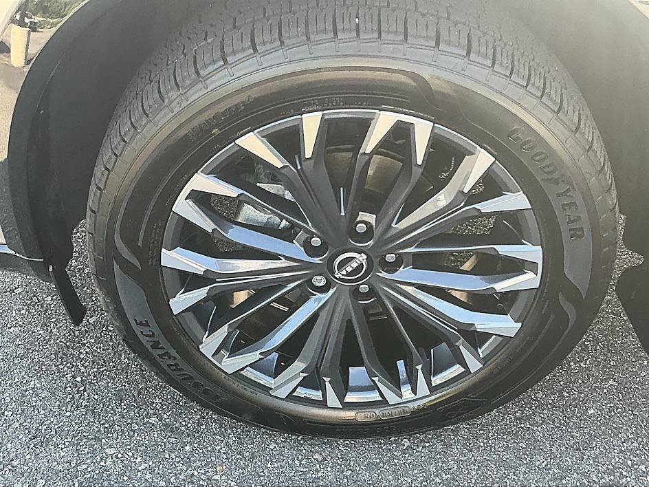 Used 2025 Champagne Silver Metallic Nissan Platinum image 7