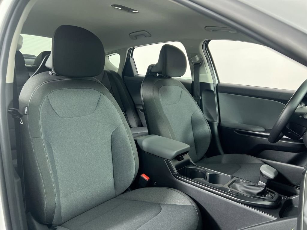 New 2026 Snow White Pearl Kia LX image 29