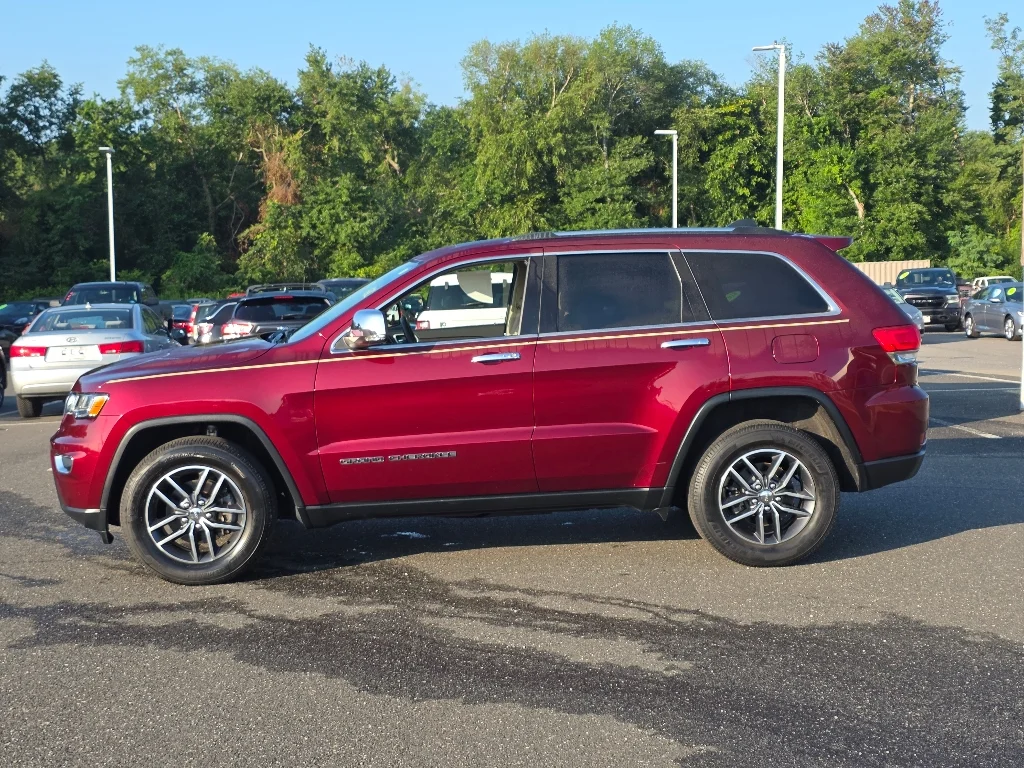 Used 2018 Velvet Red Pearl Coat Jeep Limited image 12