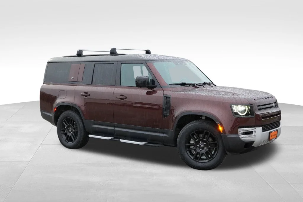 Used 2023  Land Rover SE image 2