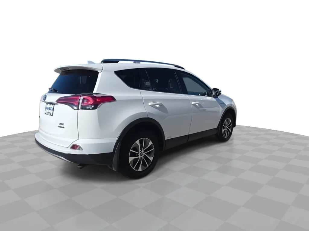 Used 2018 White Toyota XLE image 8