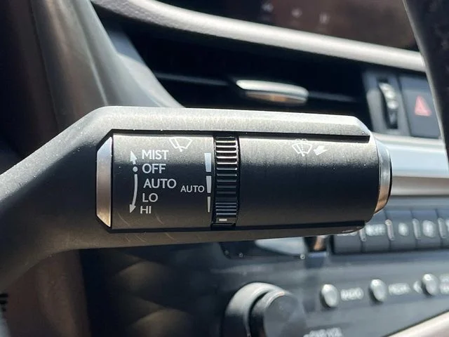 Certified Used 2020 MATADOR RED MICA Lexus 300h image 43
