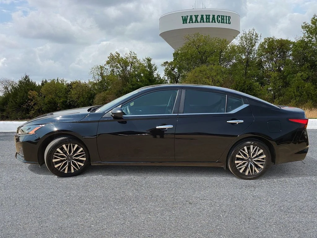 Used 2025 Black Nissan 2.5 SV image 3