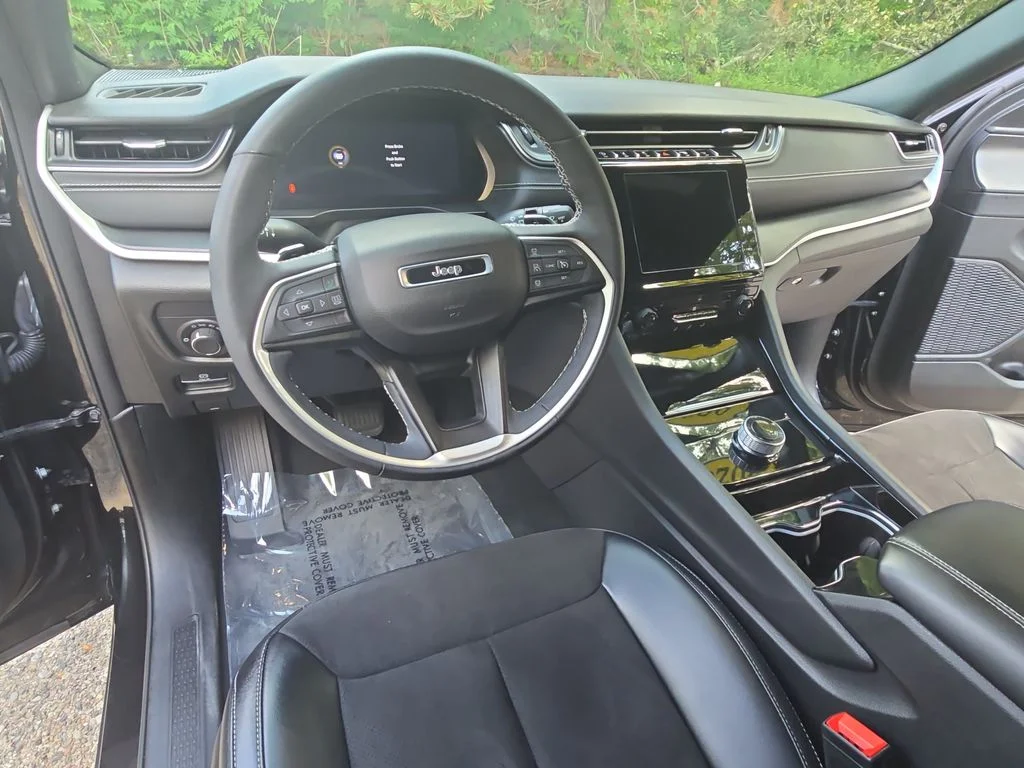 Used 2023 Black Jeep Altitude image 17