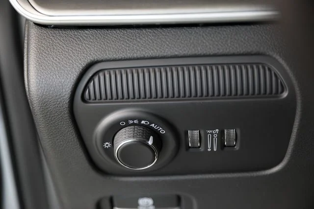 New 2026 Silver-Zynith Exterior Paint Jeep  image 12