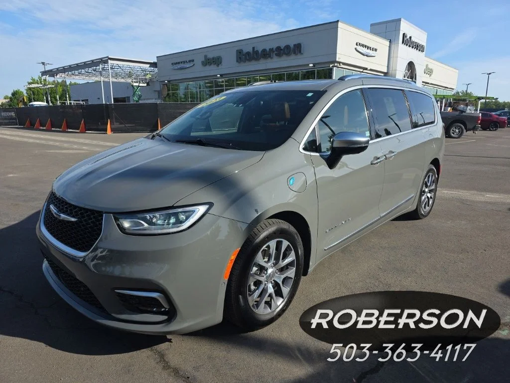 2023 Chrysler Pacifica Hybrid Pinnacle Hybrid's photo