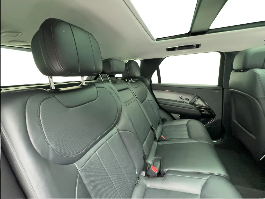 Used 2023 White Land Rover SE image 28