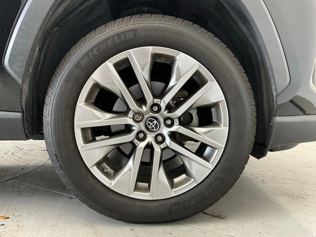 Used 2019 Black Toyota XLE Premium image 18