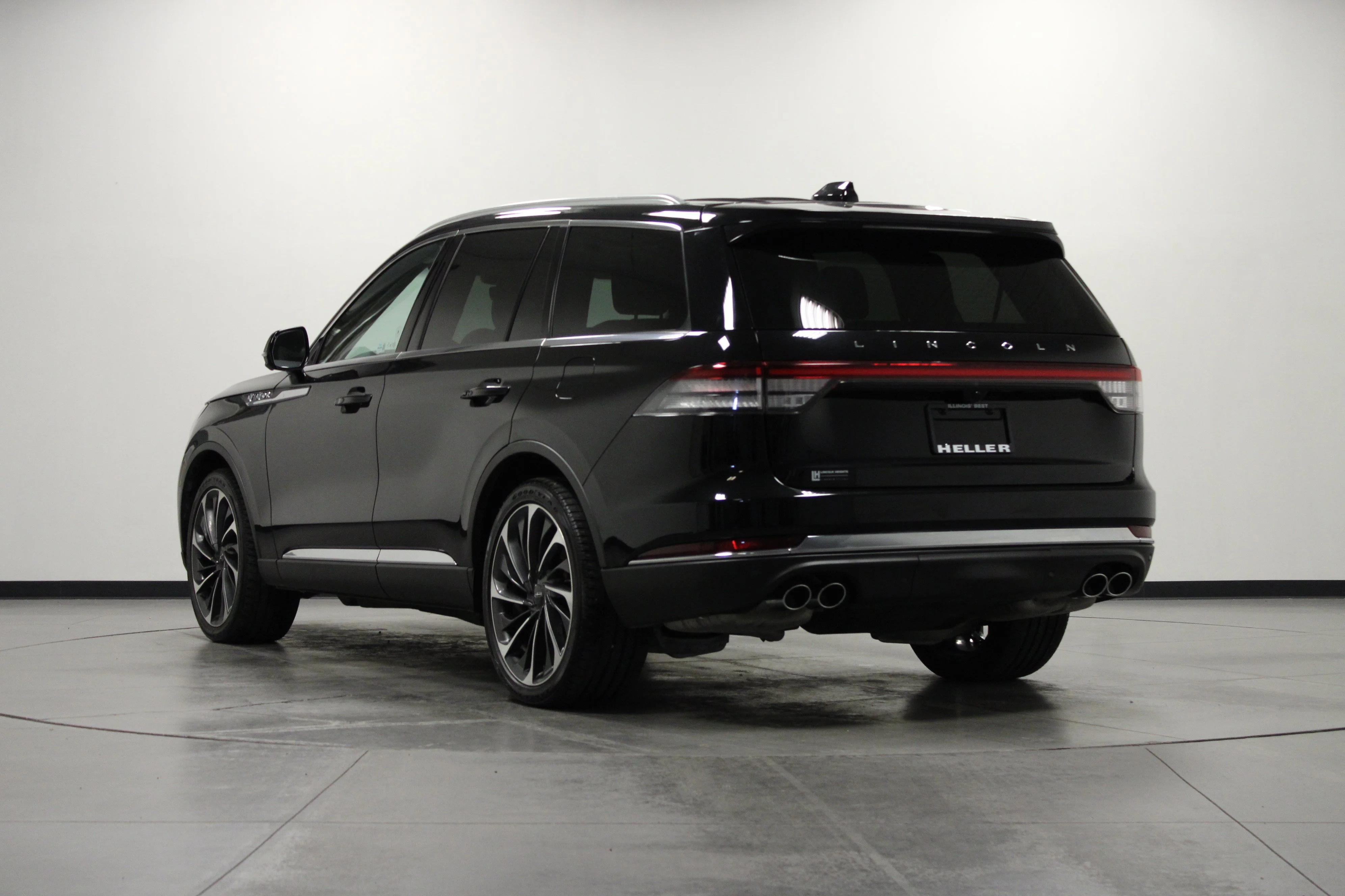 Used 2025 Infinite Black Metallic Clearcoat Lincoln Reserve image 6