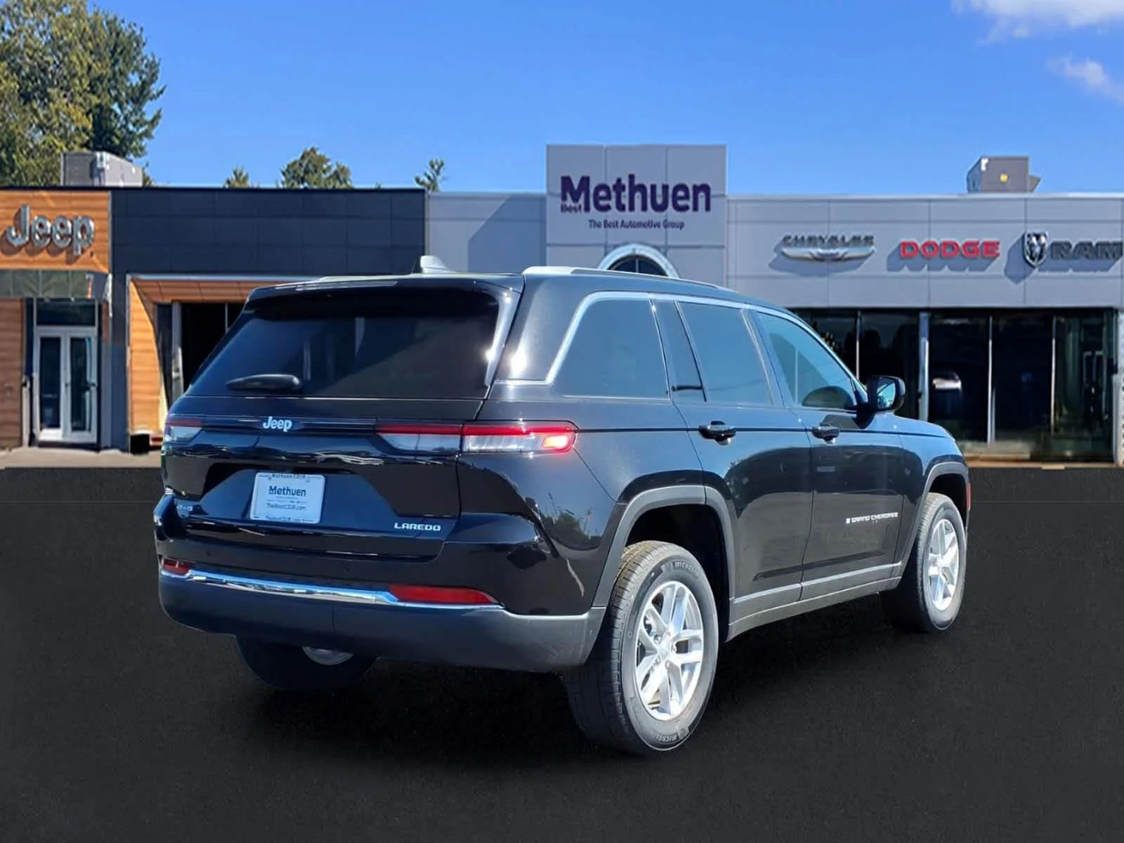 New 2026 Diamond Black Crystal Pearl-Coat Exterior Paint Jeep Laredo X image 7