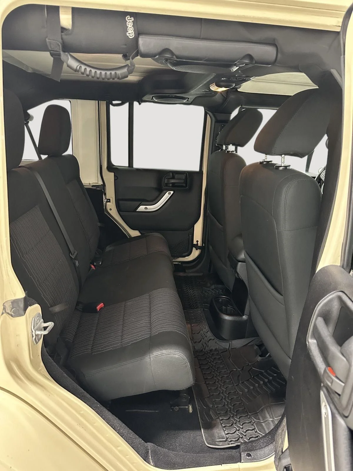Used 2011 Tan Jeep Sahara image 18