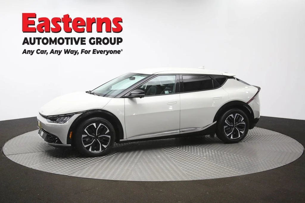 Used 2022 White Kia Wind image 56