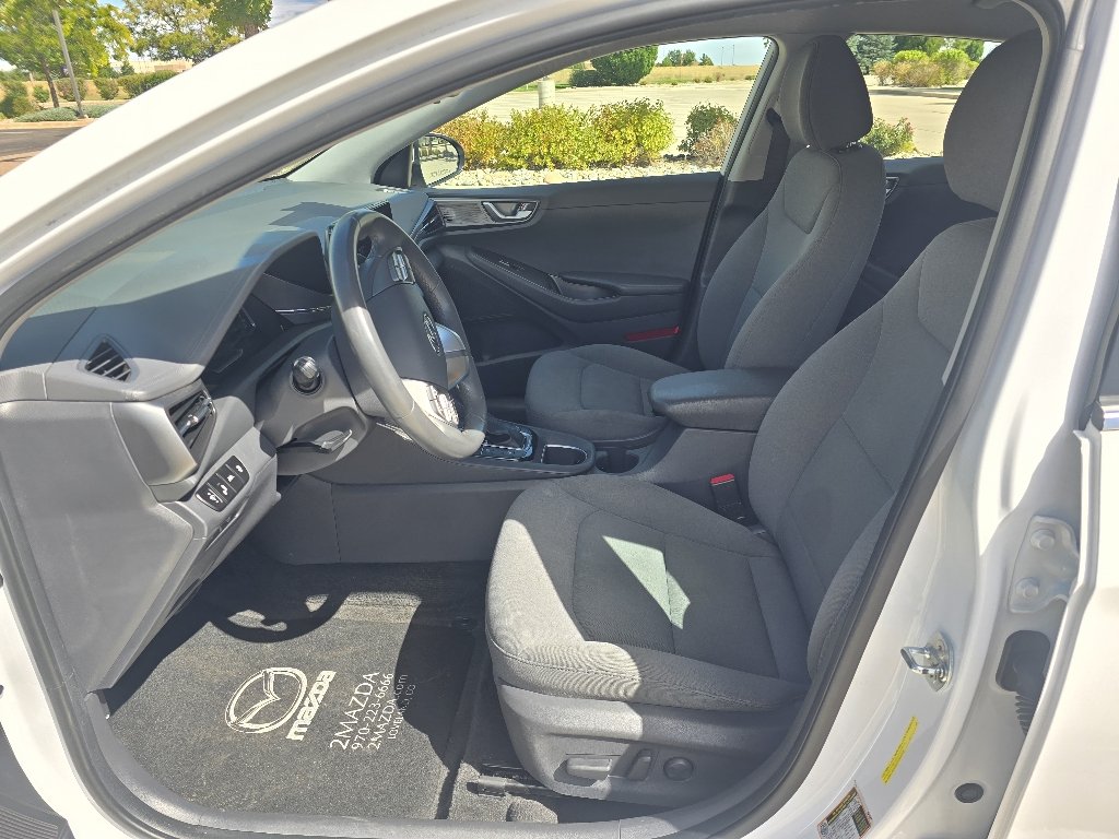 Used 2021 Ceramic White Hyundai SE image 12