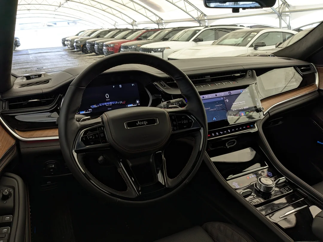 New 2026 White Jeep Summit - - 4x4 - Pano Sunroof - Palermo Lthr - Head-Up Display - Night Vision & More! image 32