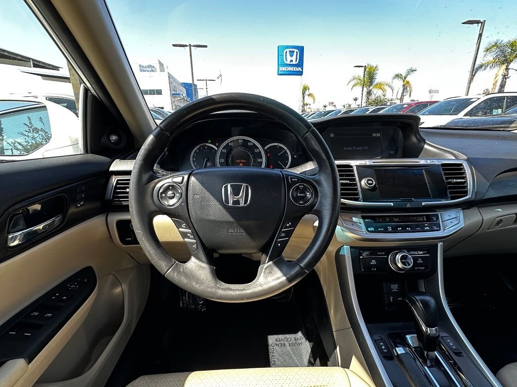 Used 2015  Honda Touring image 16