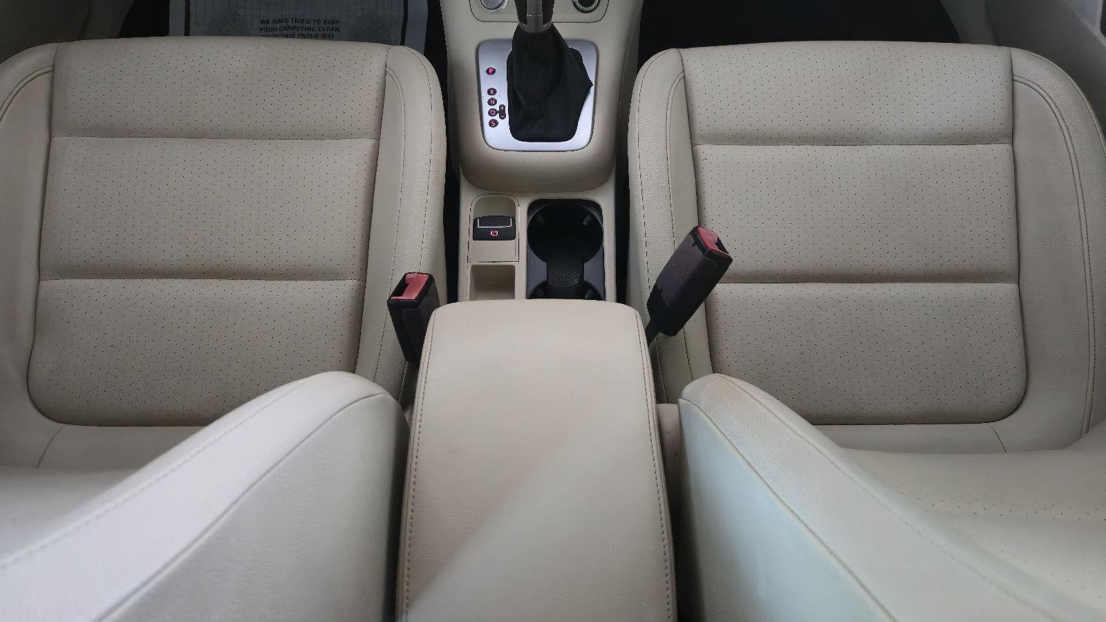 Used 2017  VOLKSWAGEN  image 19