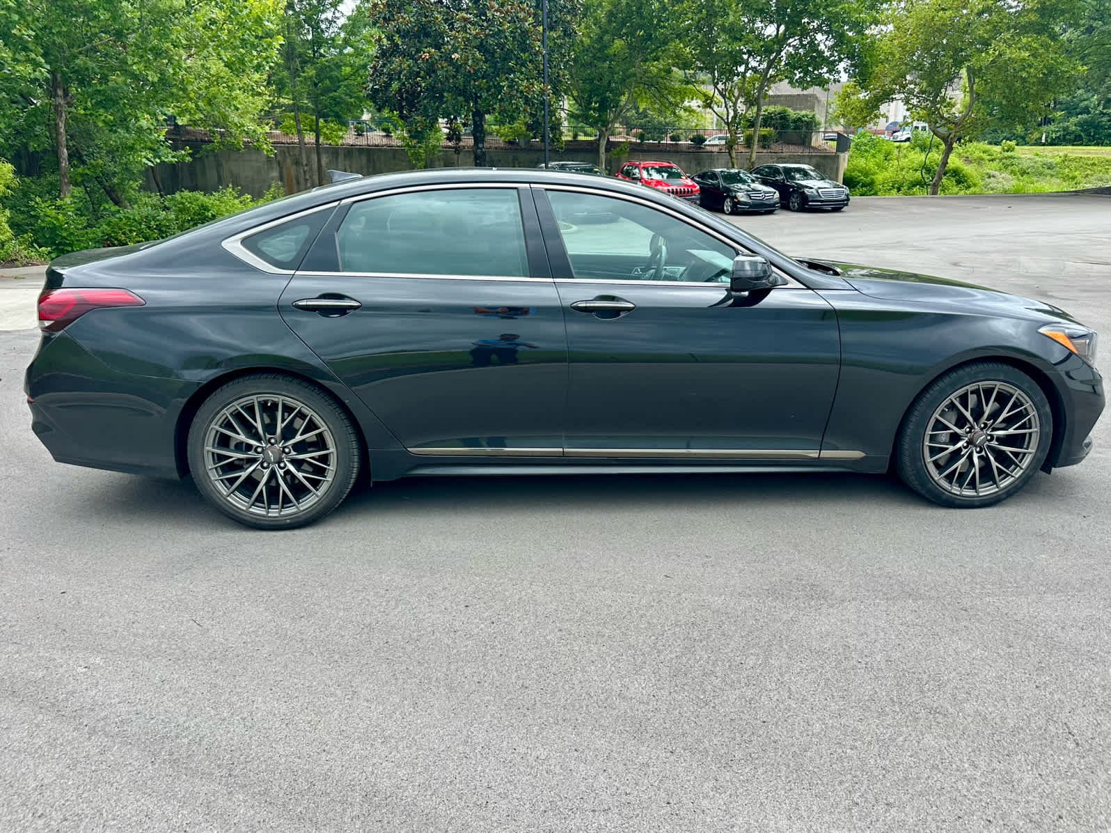 Used 2019 Victoria Black Genesis 3.3T Sport image 4