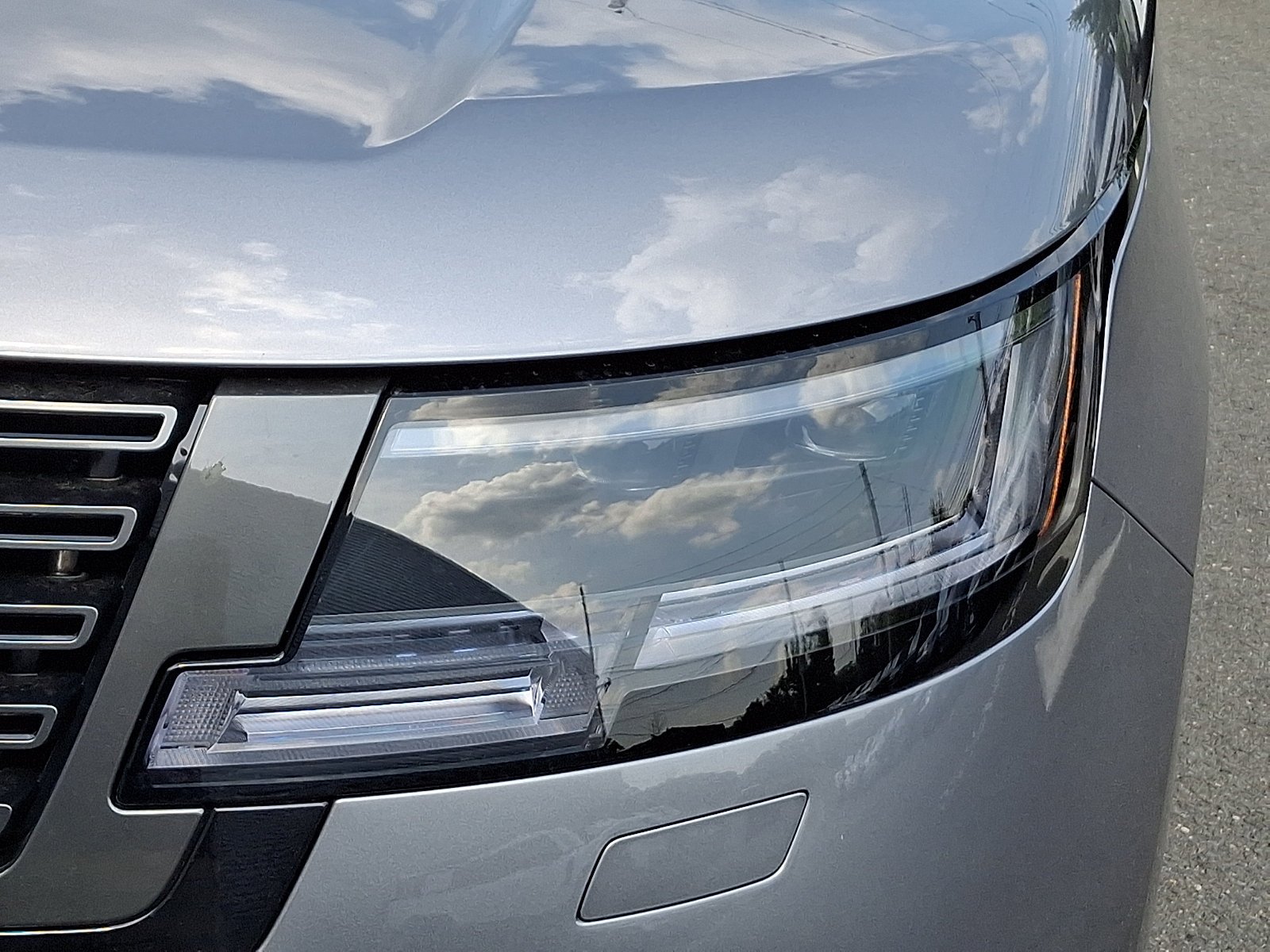 New 2026 Eiger Grey Land Rover SE image 7