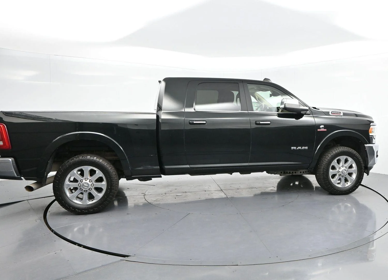 Used 2019 Black Forest Green Pearlcoat Ram Laramie image 8
