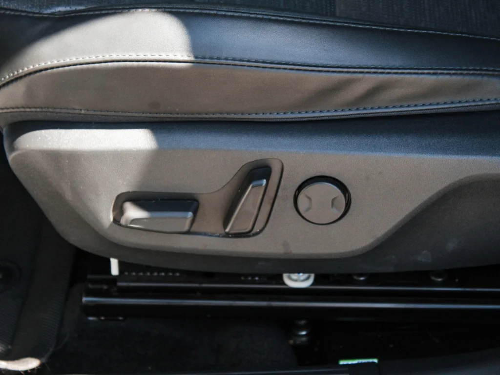 Used 2023 Snow White Pearl Kia Wave image 12