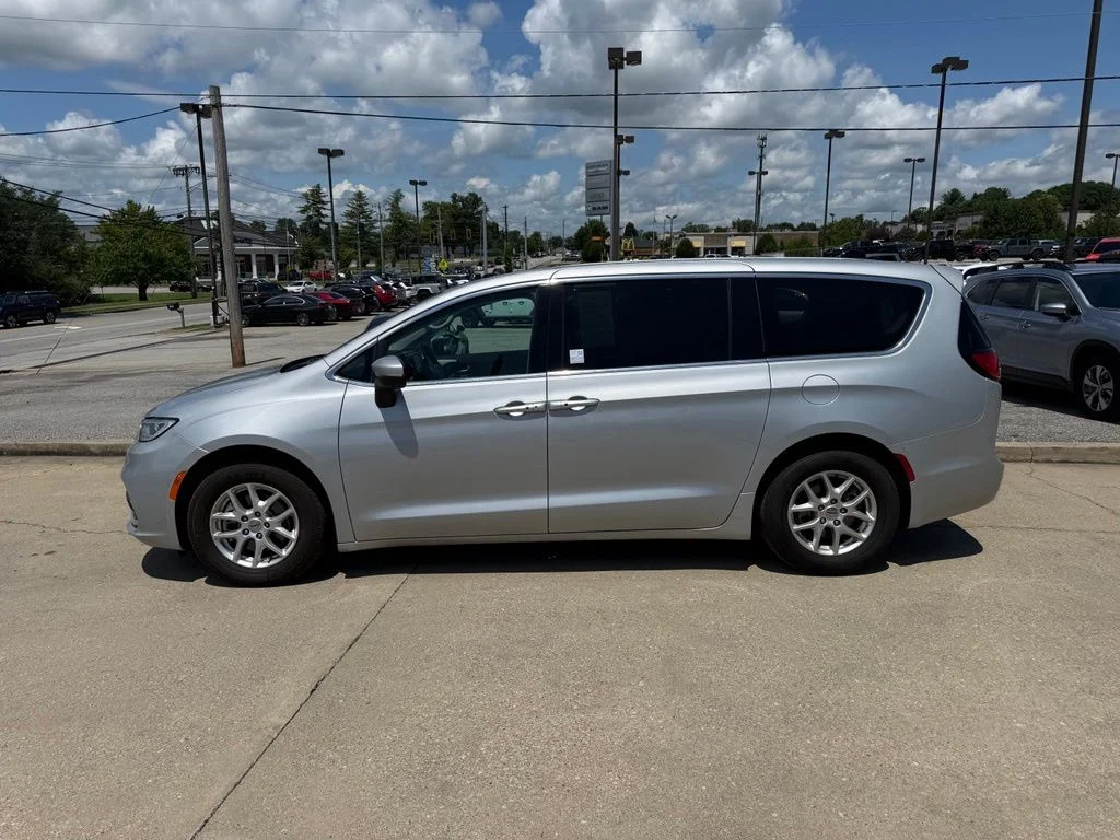 Used 2023 Silver Chrysler Touring L image 9