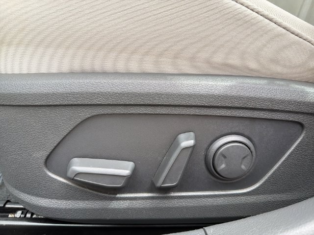 Used 2025 White Hyundai SEL image 34