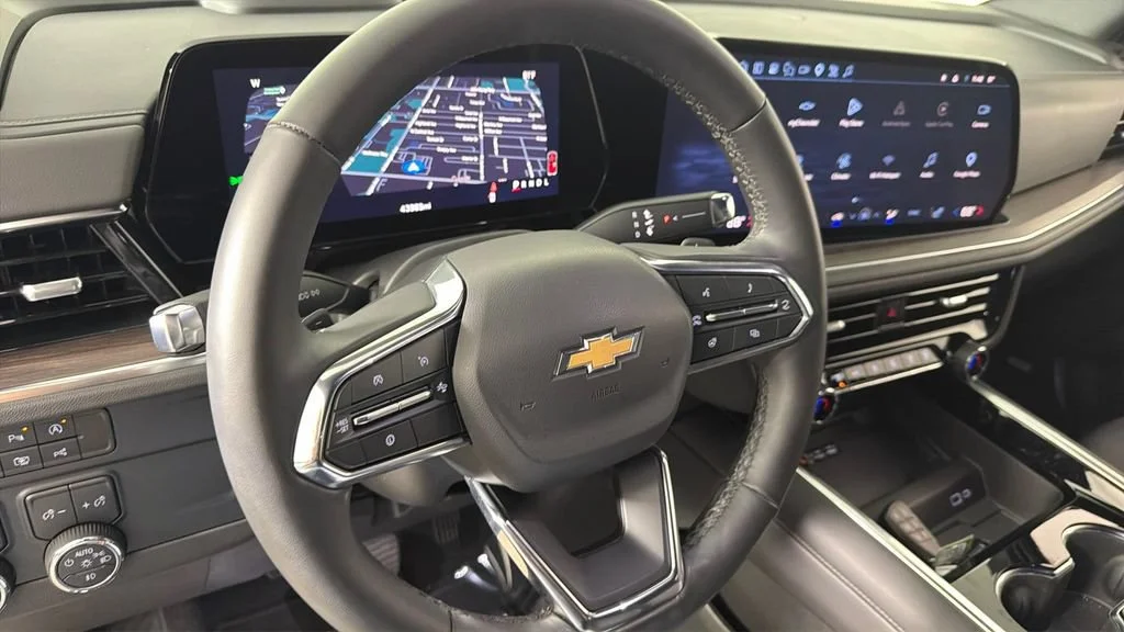 Used 2025 Summit White Chevrolet LT image 22