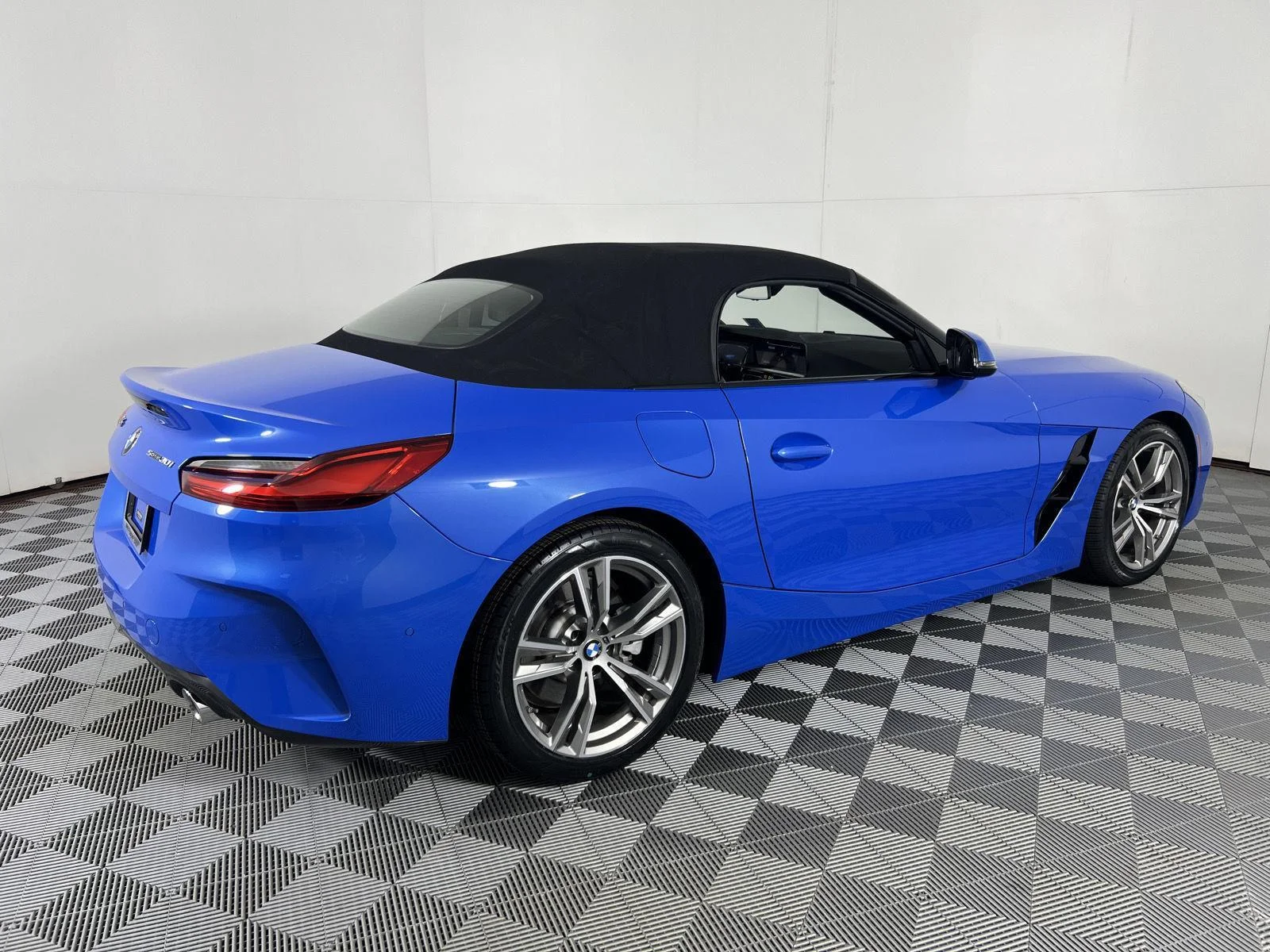 Used 2019 Misano Blue Metallic BMW sDrive30i image 10