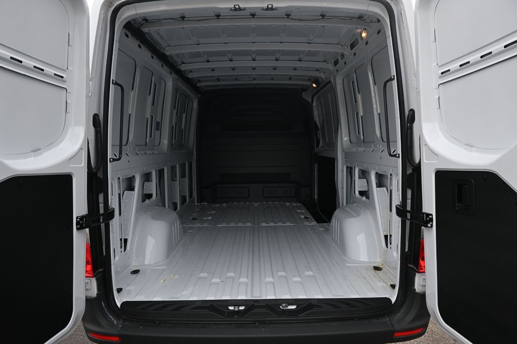 Used 2025  Mercedes-Benz Cargo 144 WB image 27