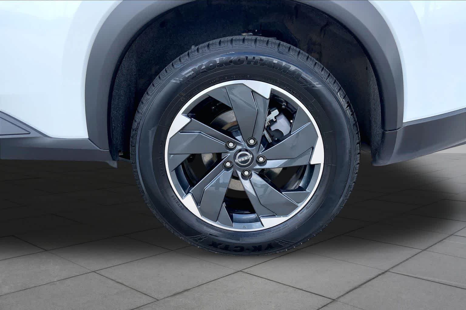 Used 2024 Everest White Pearl Nissan SV image 10