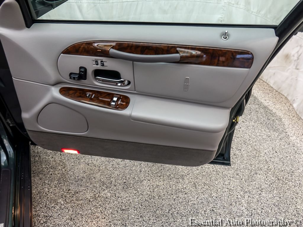 Used 1999  Lincoln Signature image 23