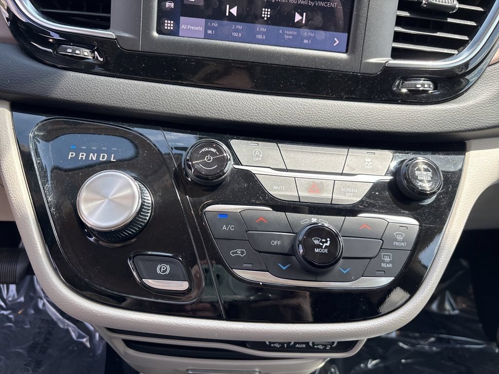 2024 Chrysler Voyager LX - Photo 25
