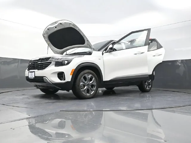 Used 2024 White Kia LX image 31