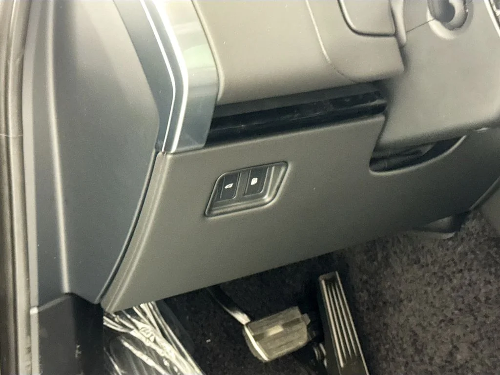 New 2026 Santorini Black Land Rover SE image 8