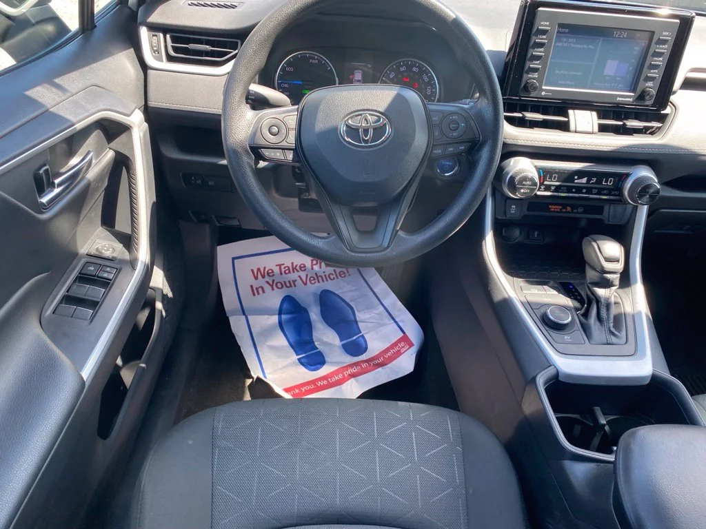 Used 2022 Silver Toyota XLE image 9