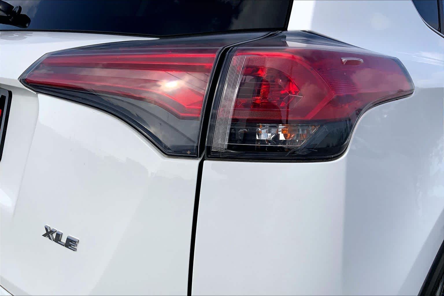 Used 2018 Super White Toyota XLE image 30
