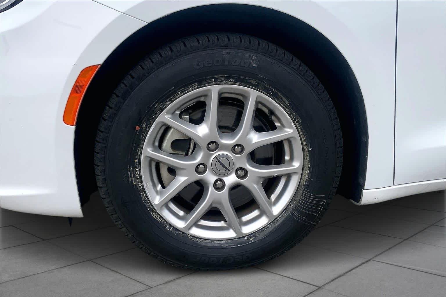 Used 2023 Bright White Clearcoat Chrysler Touring L image 18