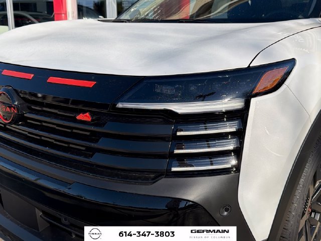 New 2027 Aspen White TriCoat / Super Black Two-tone Nissan Rock Creek® image 12