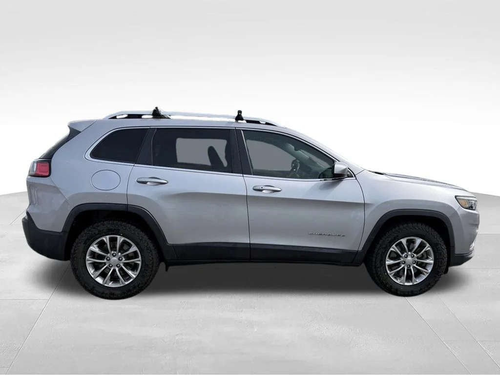 Used 2019 Silver Jeep Latitude Plus image 26