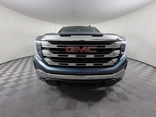 Used 2024  GMC SLE image 2