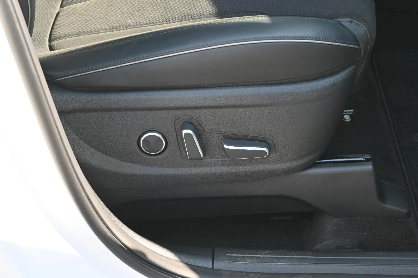 Used 2025 White Hyundai Calligraphy Night Edition image 38