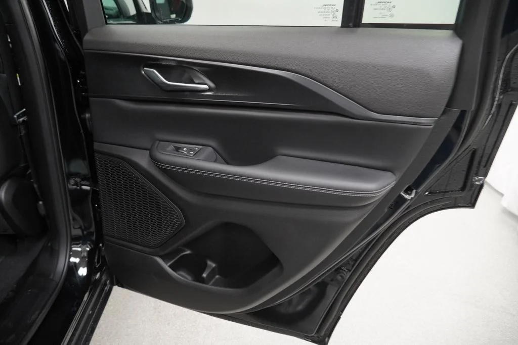 New 2026 Diamond Black Crystal Pearl-Coat Exterior Paint Jeep Laredo X image 31