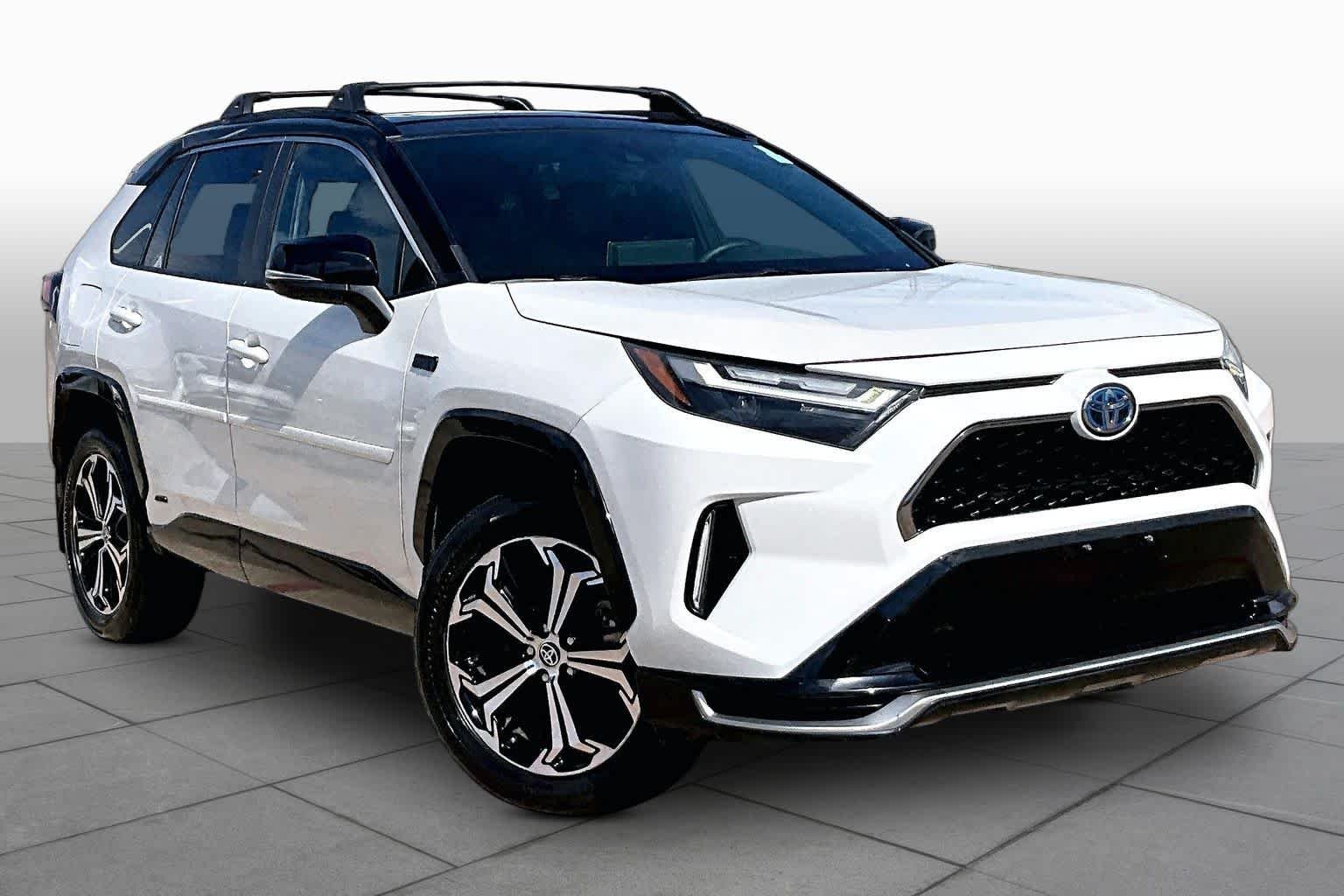 Used 2022 Blizzard Pearl/Midnight Black Metallic Toyota XSE image 3