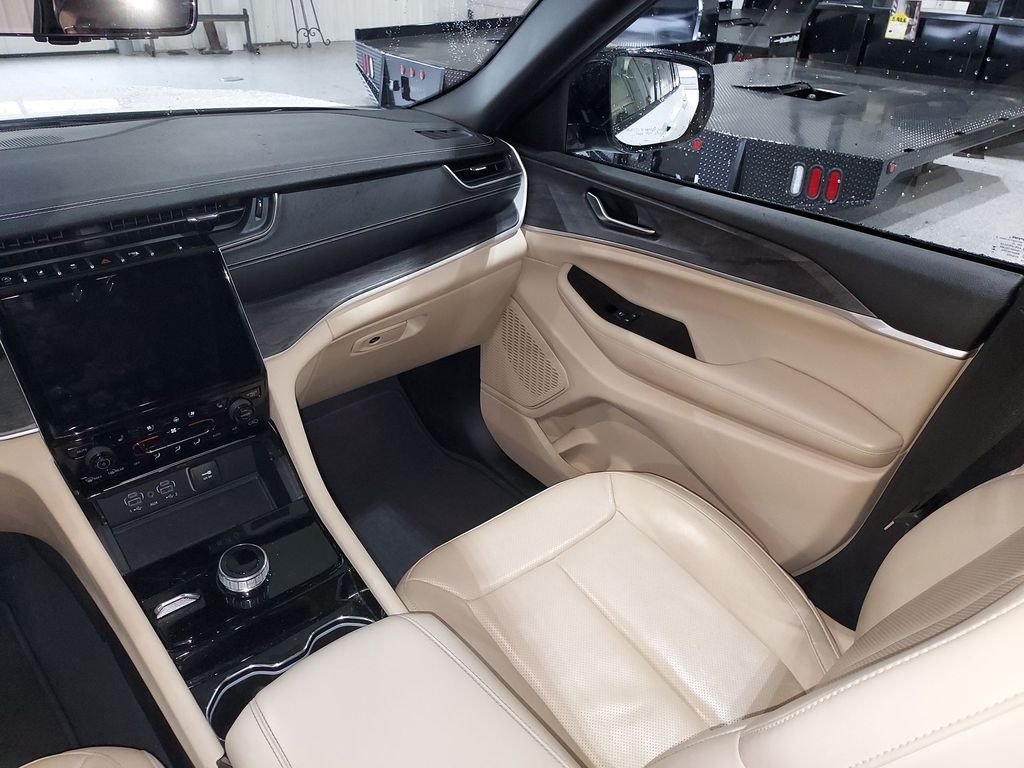Used 2023 White/off-white Jeep Limited image 11